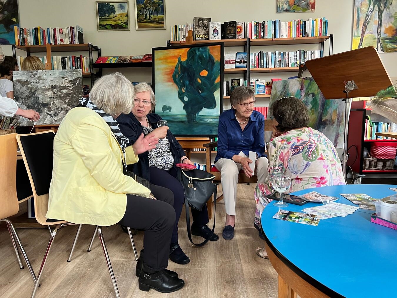 Bücherei Bienen eröffnet erste Kunstausstellung "Menschen bei Gesprächen auf einer Eröffnungsveranstaltung, Networking, Austausch"