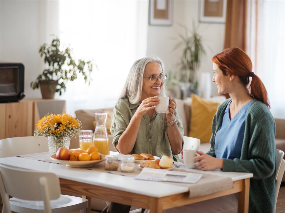 Zeit für ein Gespräch: Die älteren Menschen freuen sich nicht nur über den Besuch, sondern auch über die Gelegenheit, sich mit den Mitgliedern des Besuchsdienstes zu unterhalten. Foto: Halfpoint/AdobeStock