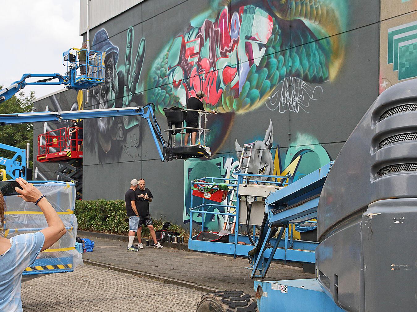 Straßenkunstfestival in Geldern – das sind die Gewinner Zeitgleich zum Innenstadt-Festival fand am Sportgelände „Am Bollwerk“ wieder das StreetArt- und Graffiti-Festival „Paint-On-Walls“ (POWF) statt. Zahlreiche Graffiti-Artists arbeiteten hier an der kreativen Transformation des Festivalgeländes zu einer riesigen Open-Air-Galerie.NN-Foto: Theo Leie