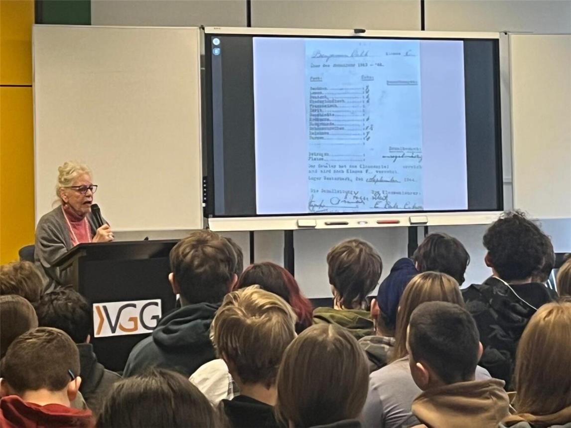 Zeitzeugin Eva Weyl wird nicht müde, jungen Leuten ihre Lebensgeschichte als Mahnung vor dem Nationalsozialismus zu erzählen. Jüngst war sie im Kardinal-von-Galen Gymnasium zu Gast. Foto: KvGG