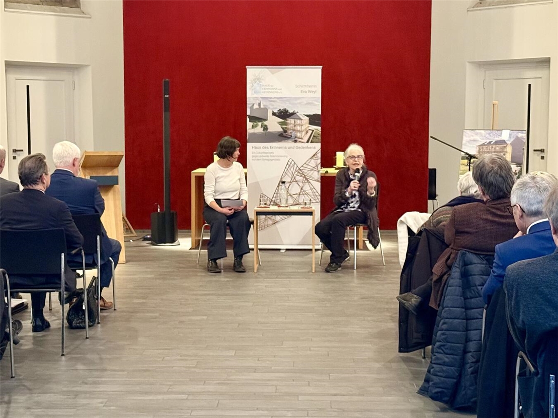 Zeitzeugin und Holocaust-Überlebende Eva Weyl (vorne r.) sprach in der gut gefüllten Kleinen Kirche an der Böllenstege über ihre Erlebnisse. NN-Foto: SP