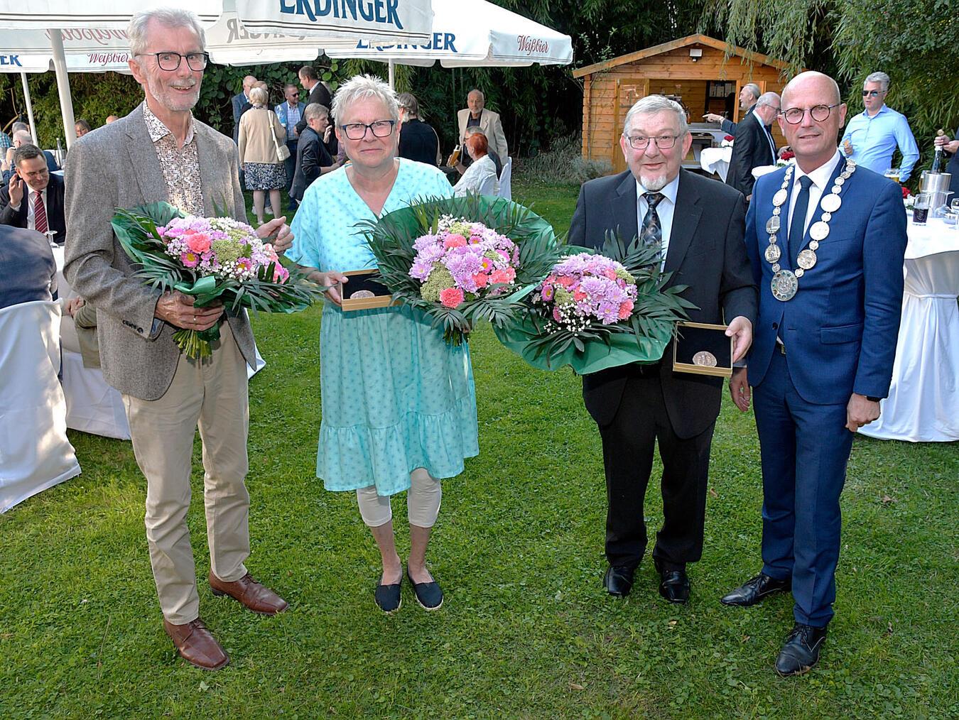 Zeremonie: Bürgermeister Peter Hinze (r.) überreichte die Ehrenplakette für besondere Verdienste um die Stadt an Wilhelm Nakath, Lilian Baars und Johannes ten Brink (v. l.). NN-Foto: Rüdiger Dehnen