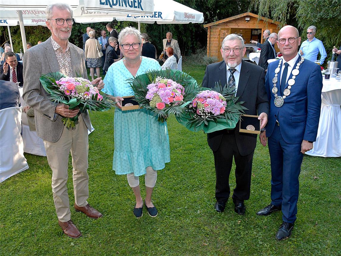 Zeremonie: Bürgermeister Peter Hinze (r.) überreichte die Ehrenplakette für besondere Verdienste um die Stadt an Wilhelm Nakath, Lilian Baars und Johannes ten Brink (v. l.). NN-Foto: Rüdiger Dehnen