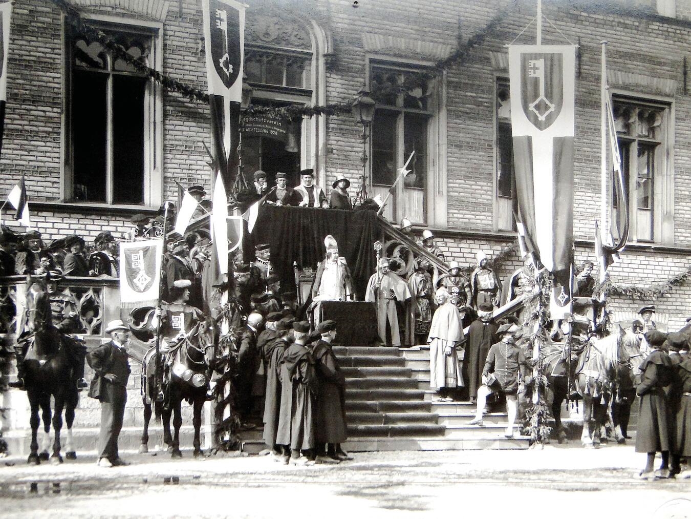 "Historische Nachstellung der Stadterhebung Rees 1928 bei 700-Jahr-Feier, Menschen in mittelalterlicher Kleidung."