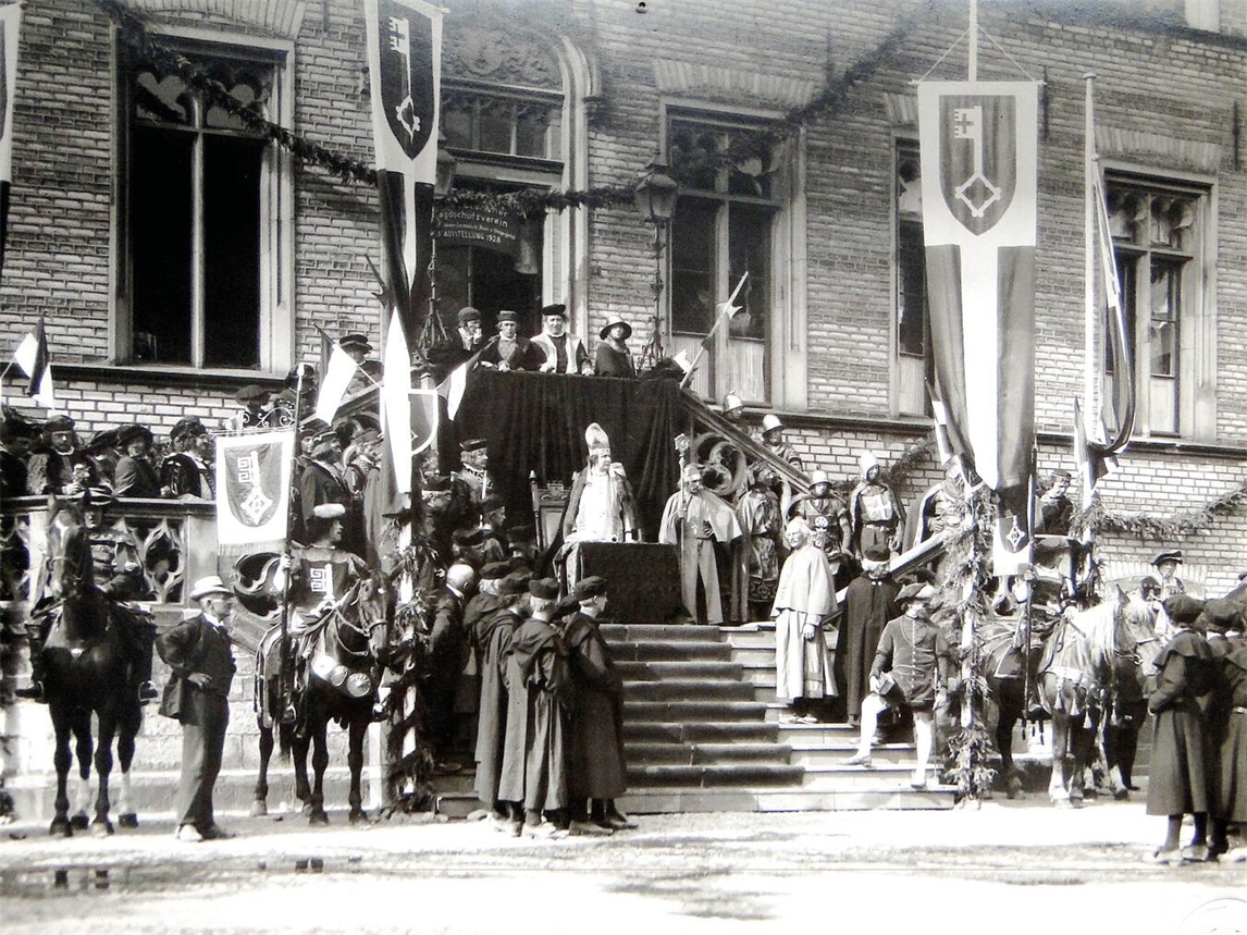 "Historische Nachstellung der Stadterhebung Rees 1928 bei 700-Jahr-Feier, Menschen in mittelalterlicher Kleidung."