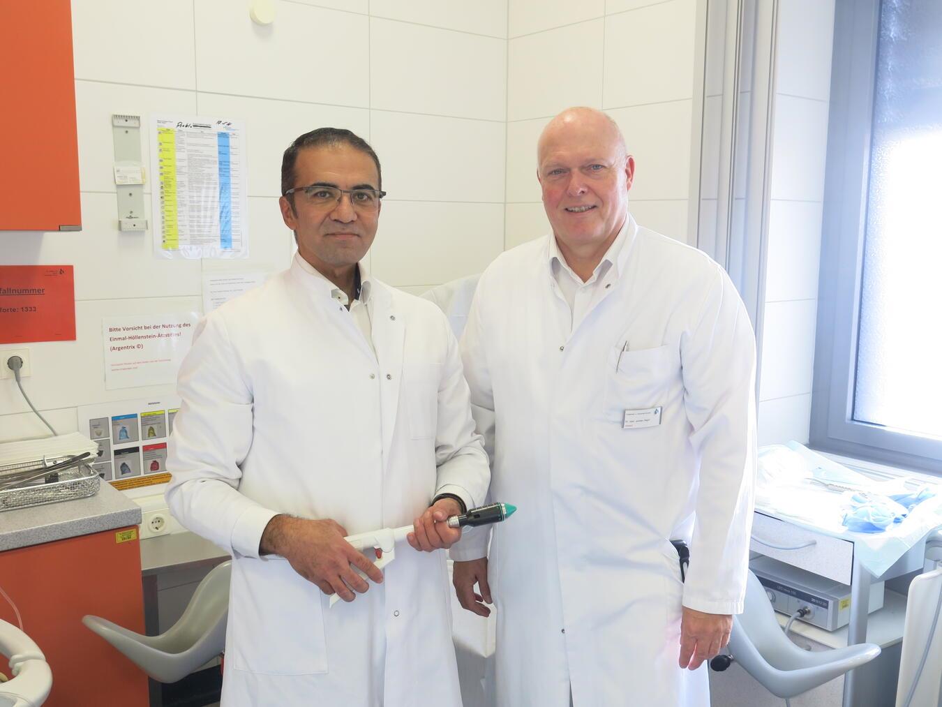 Ziad Hamzah (l.) mit Chefarzt Dr. Jochen Heger, der auch Ärztlicher Direktor des St. Willibrord-Spitals ist. Foto: Pro Homine