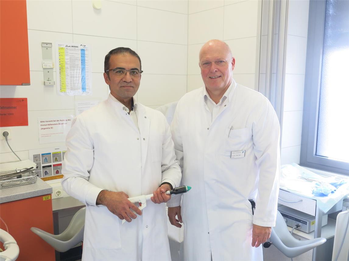 Ziad Hamzah (l.) mit Chefarzt Dr. Jochen Heger, der auch Ärztlicher Direktor des St. Willibrord-Spitals ist. Foto: Pro Homine