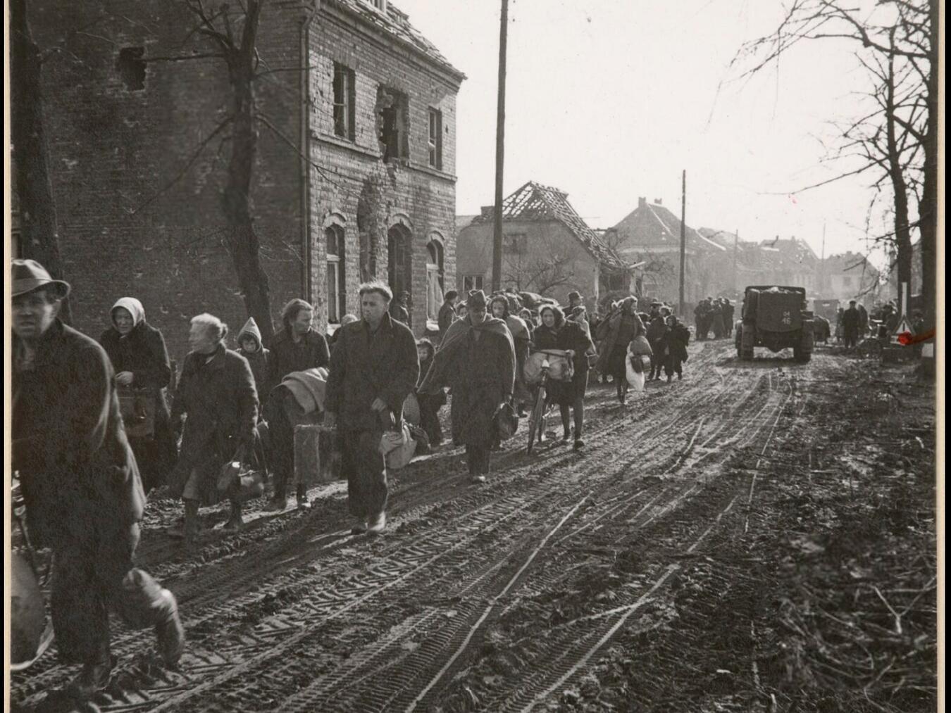 Kevelaer erinnert an das
Ende des Zweiten Weltkriegs Zivilisten ohne Behausung verlassen das zerstörte Kervenheim, 3. März 1945. Foto: Imperial War Museum/B15045
