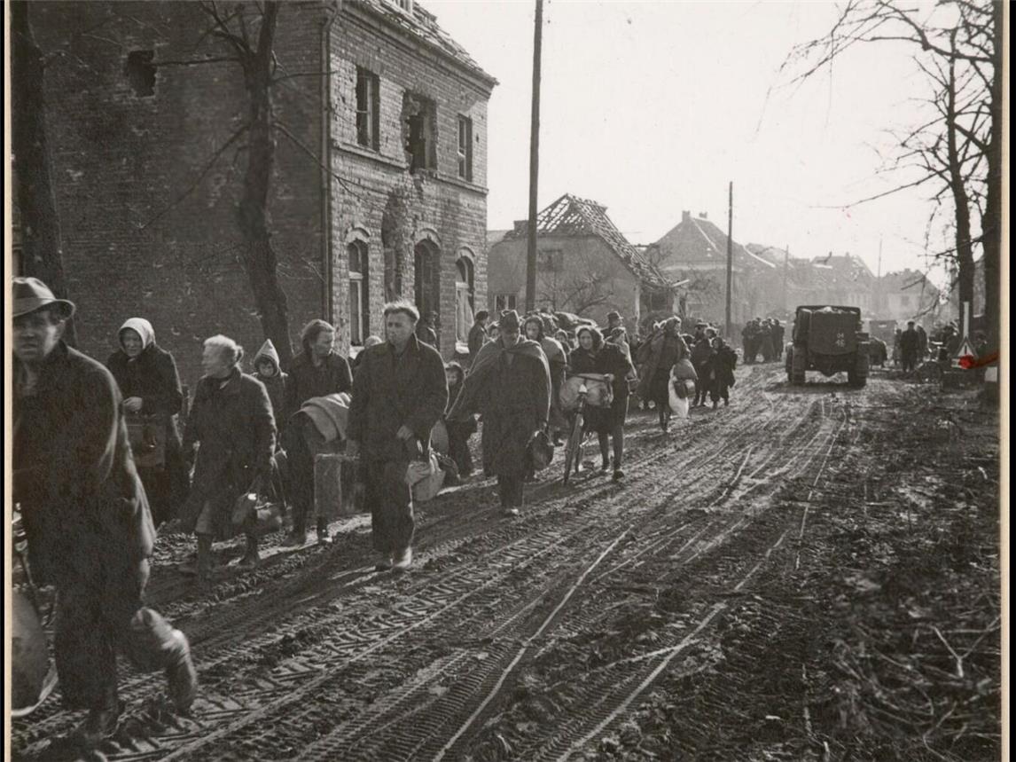 Zivilisten ohne Behausung verlassen das zerstörte Kervenheim, 3. März 1945. Foto: Imperial War Museum/B15045