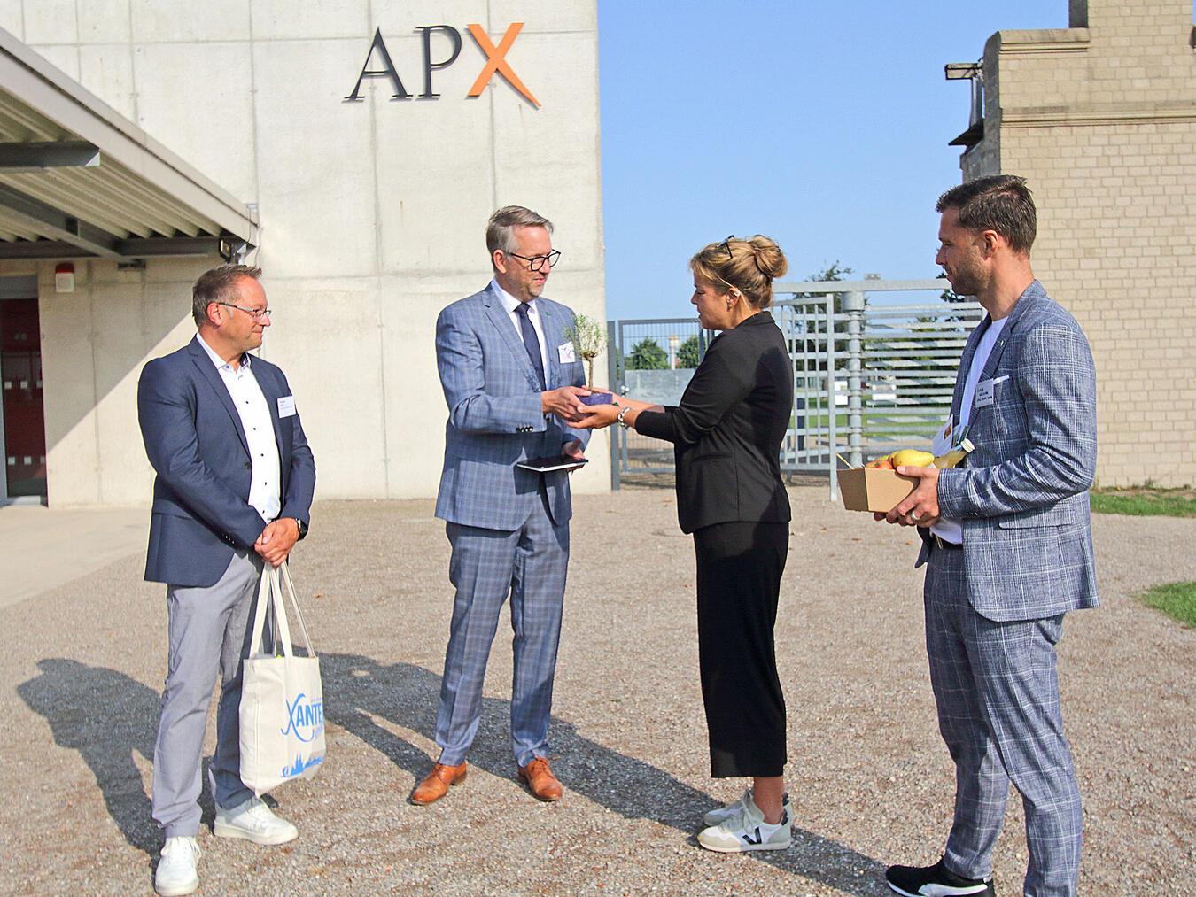 Zu Beginn des Besuches gab es für Mona Neubaur erstmal Geschenke: Landrat Ingo Brohl überreichte ihr eine Kopfweide. NN-Fotos: Theo Leie