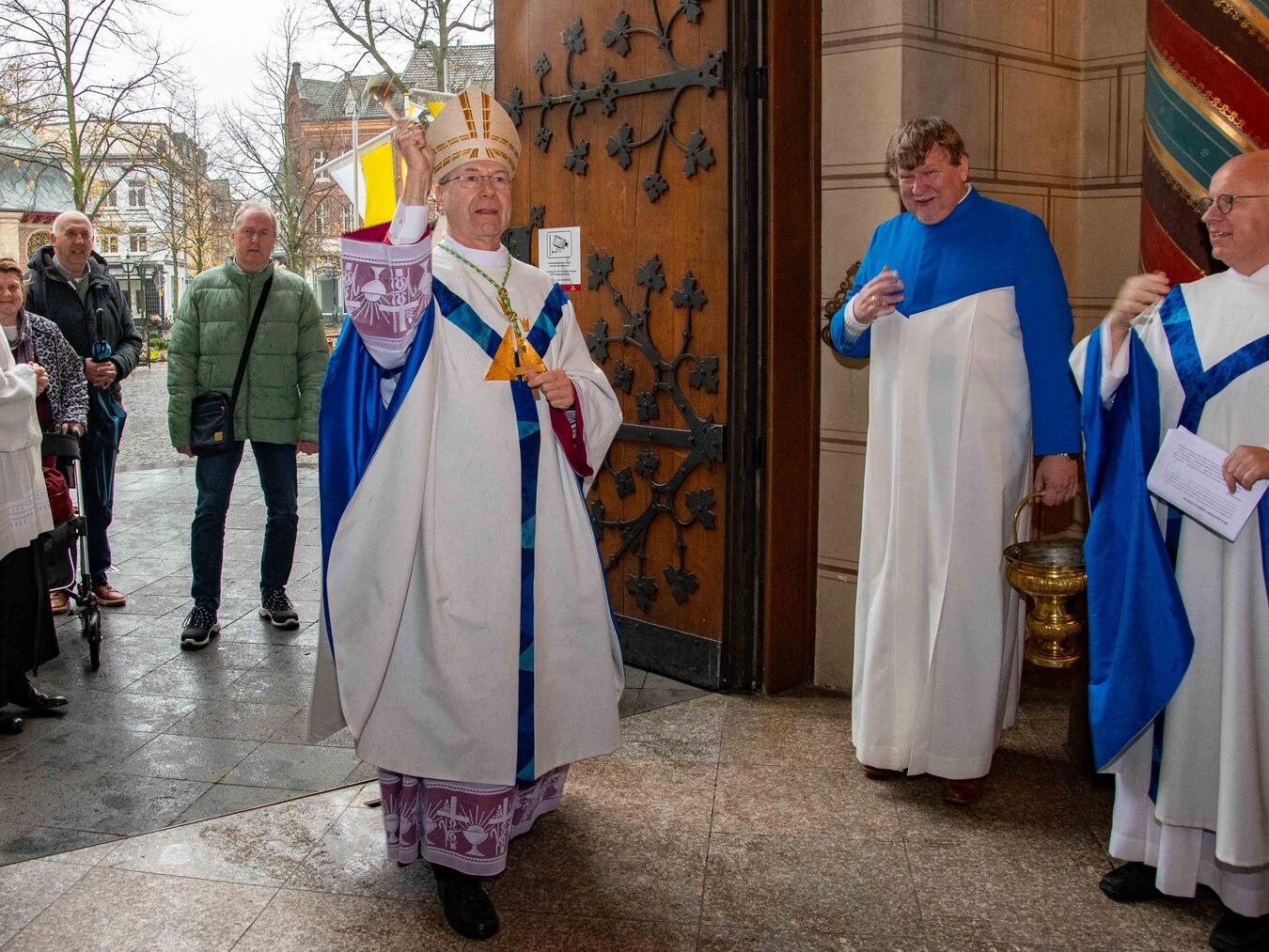 Zu Beginn des Gottesdienstes besprengte Weihbischof Dr. Stefan Zekorn das Pilgerportal mit Weihwasser.