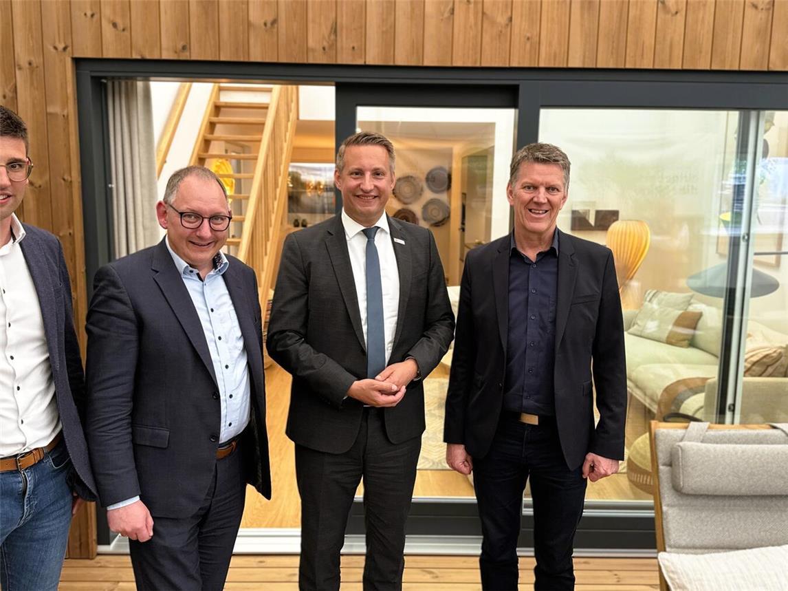Zu Besuch am Reeser Meer: Regierungspräsident Thomas Schürmann (2. v. re.) mit (v. li.) Jörn Franken (Stadt Rees), Bürgermeister Sebastian Hense und Erik Winther (Geschäftsführer Rees). Foto: Stadt Rees