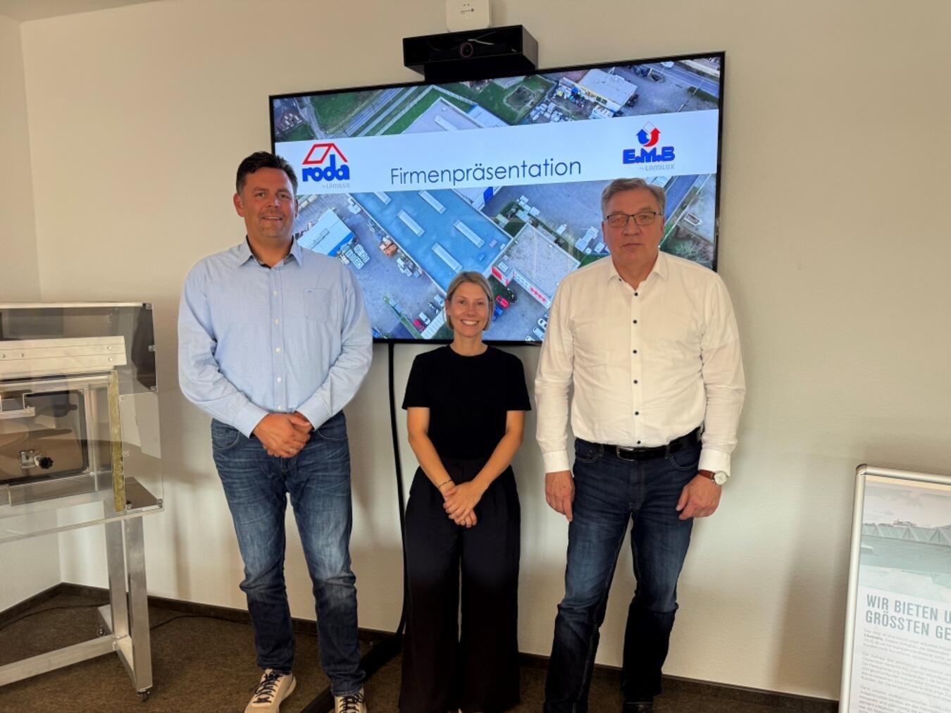 Zu Besuch bei E.M.B.: WfG-Chefin Sara Kreipe mit Standortleiter Rüdiger Grohs und Technischer Leiter Pierre Potthoff. Foto: WfG Emmerich