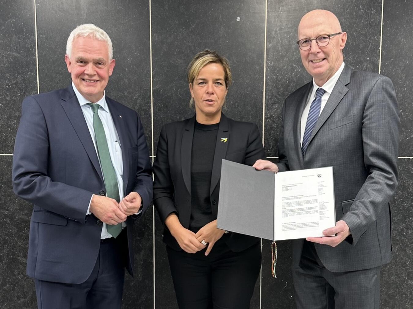 Zu Besuch in Düsseldorf: Dr. Günther Bergmann, Wirtschaftsministerin Mona Neubaur und Landrat Christoph Gerwers (v. l.) bei der Übergabe des Förderbescheids. Foto: privat