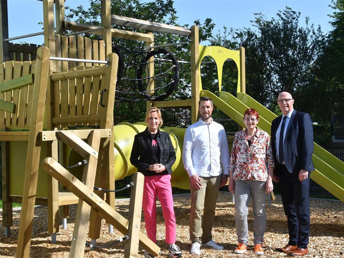 Zu Besuch in Emmerich: Landrat Christoph Gerwers (r.) und die Allgemeine Vertreterin Zandra Boxnick (l.) sprachen am Förderzentrum Grunewald mit Schulleiterin Judith Greven und ihrem Stellvertreter Torben Teschinsky-Baßfeld. Foto: Kreis Kleve/Klaus-Dieter Stade