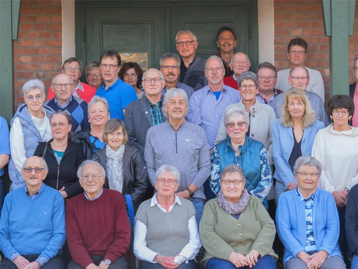 Zu dem gemeinsamen Fototermin vor dem jetzigen Schützenhaus stellten sich die „Schüler“, von denen schon einige über 80 Jahre sind, zum Gruppenbild zusammen. Foto: privat