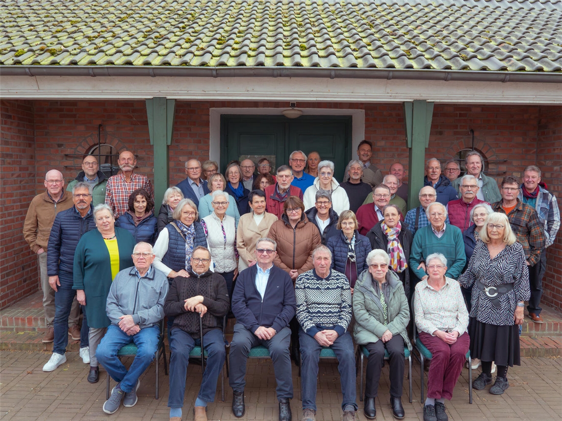 Zu dem gemeinsamen Fototermin vor dem jetzigen Schützenhaus stellten sich die „Schülerinnen und Schüler“, von denen schon einige über 80 Jahre sind, zum Gruppenbild zusammen. Foto: Julian Hans