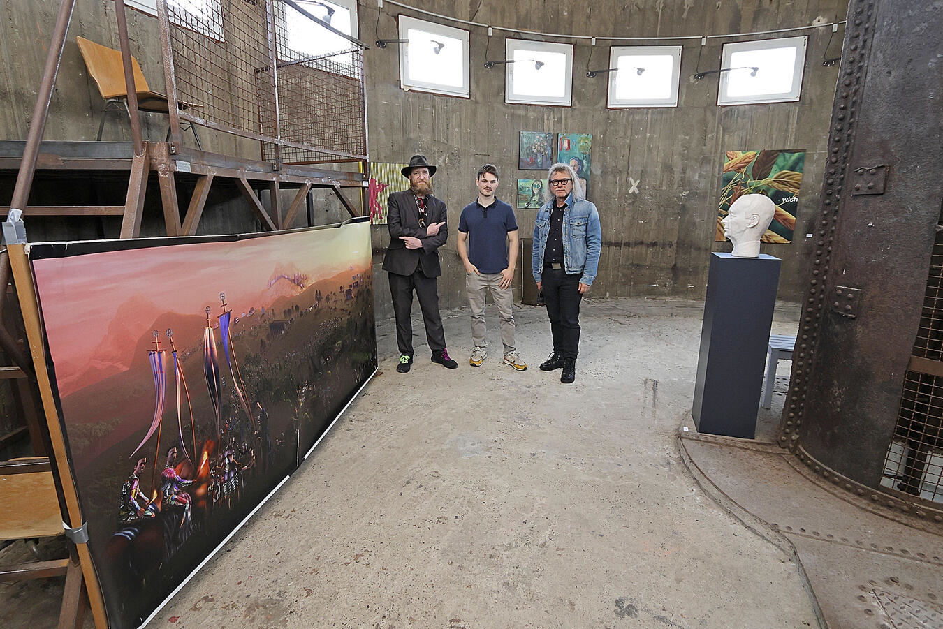 "54 Künstler, darunter Andreas Mattke, Marcel Rüffreck, Dirk Knickhoff, bei Kunstveranstaltung. Foto von Theo Leie."