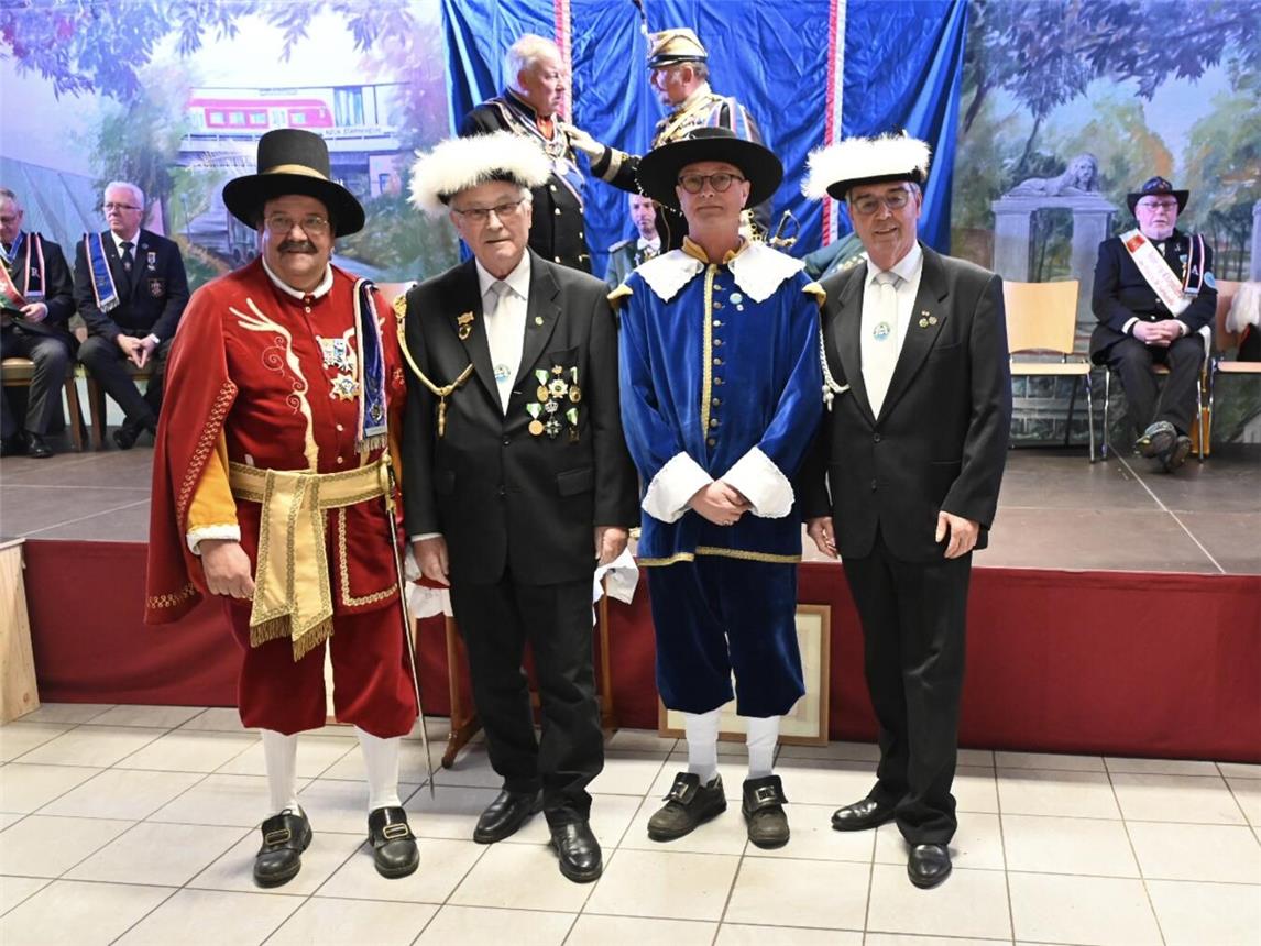 Zu den ersten Gratulanten gehörten Jan Wannet (l.) und Gert de Werd (2.v.r.) von den Gilden van St. Gangulphus en St. Laurentius binnen de stad Huissen und der Vorsitzende des BSV Brienen-Wardhausen, Josef Gietemann (r.). Foto: privat