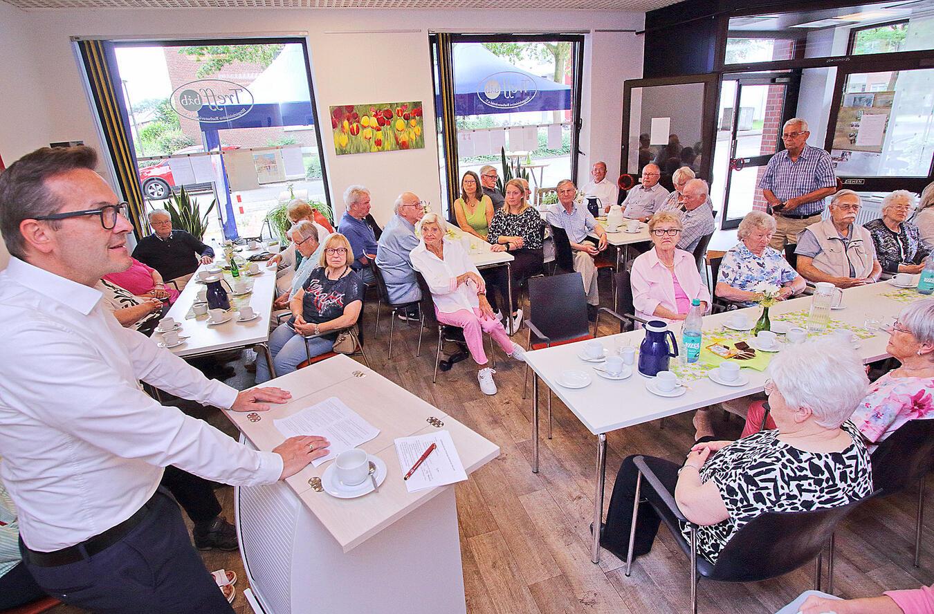 Zu den Gästen des Tages zählte Bürgermeister Sven Kaiser (l.).  NN-Foto: Theo Leie