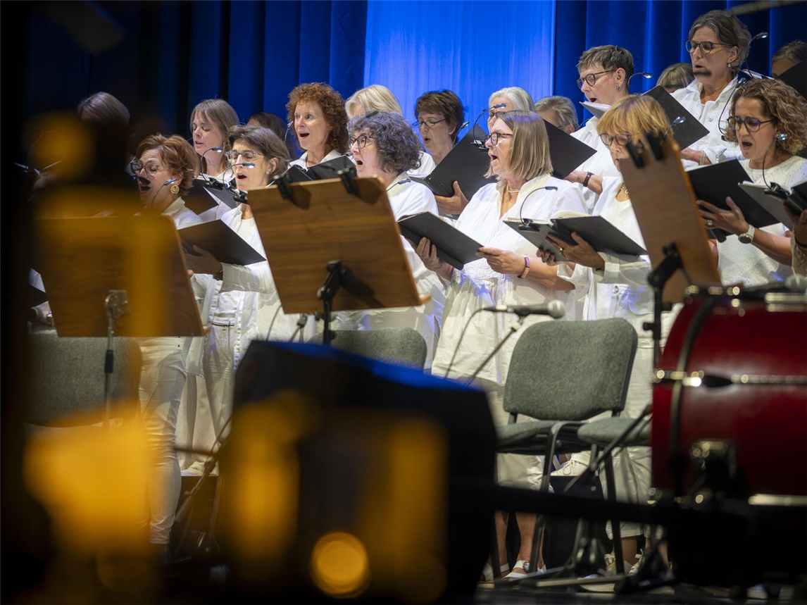 Zu den Musikern des Abends zählte auch der Chor Kalobrhi. NN-Foto: Gerhard Seybert