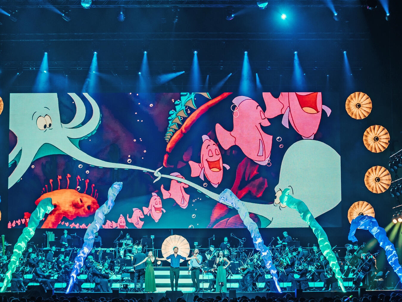 Zu den Songs bei „Disney in Concert“ flimmern die passenden Videos und Kinofilm-Ausschnitte aus mehr als 100 Jahren Firmengeschichte über eine Großbildleinwand. Foto: Semmel Concerts | Patrick Schneiderwind