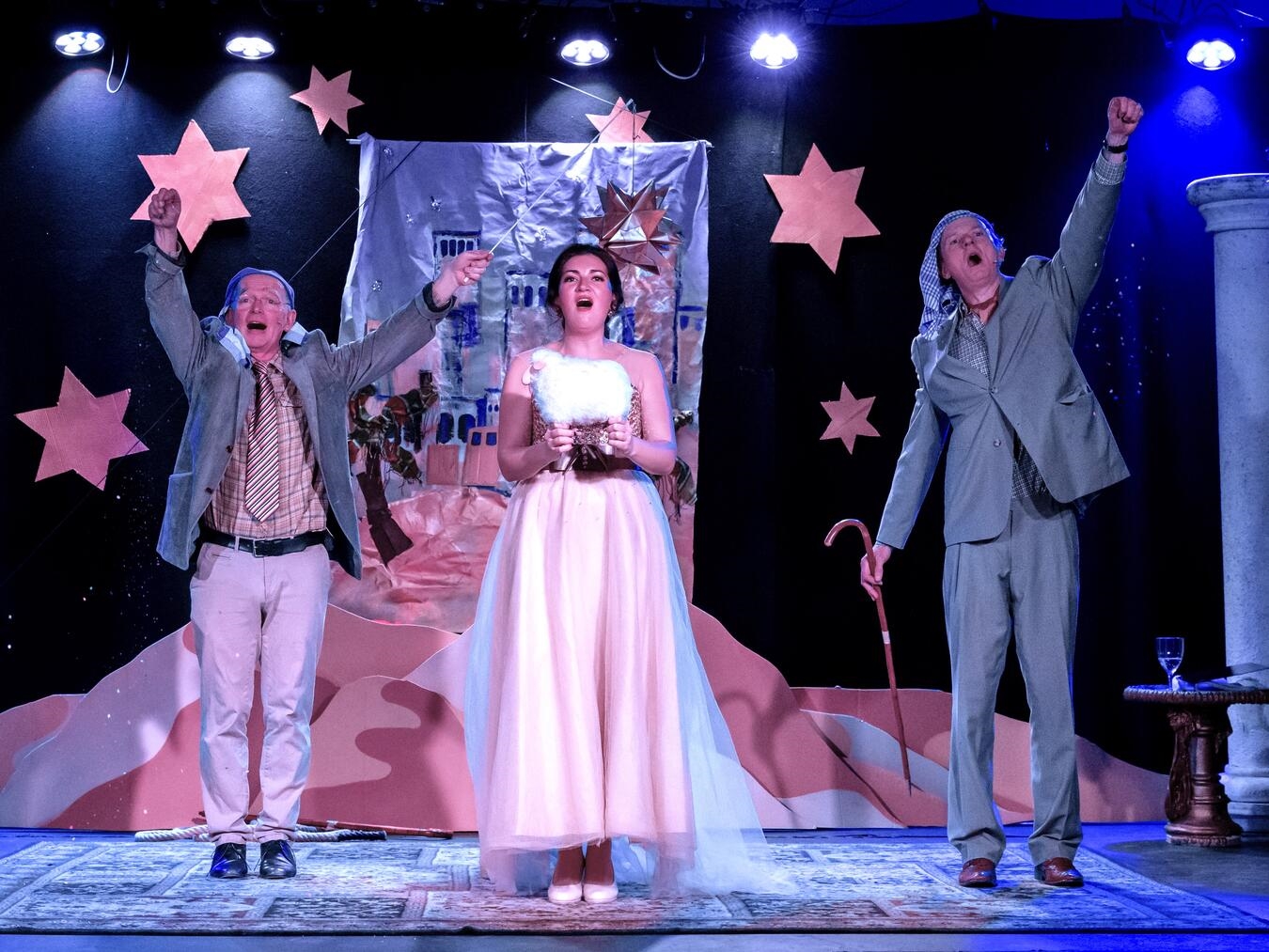 Zu dritt auf der Bühne: Bevan Thomson, Anna Moog und Mike McAlpine (v. l.) in „The Messiah“. Foto: Laurie Hall