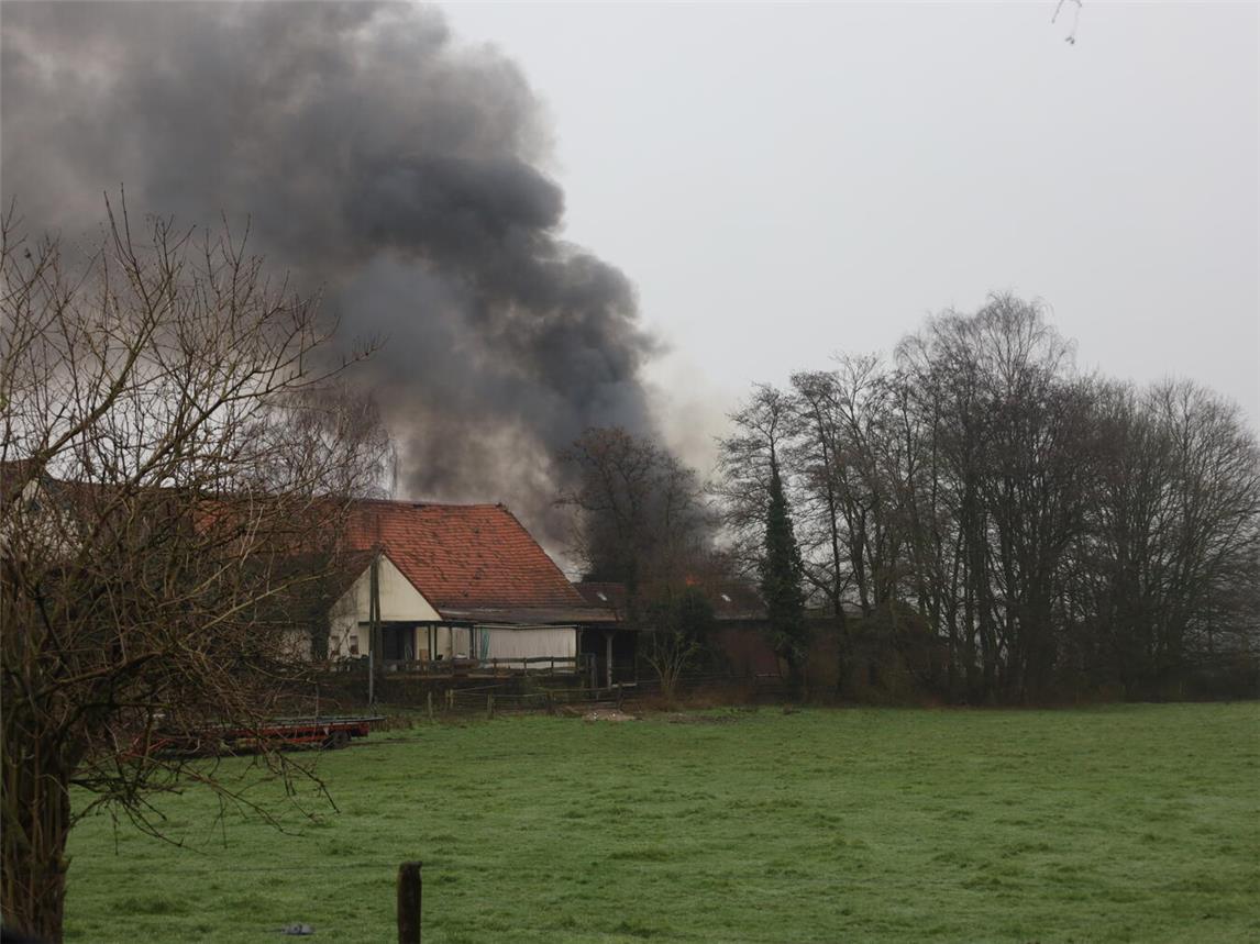 Zu einem Gebäudebrand an einem landwirtschaftlichen Betrieb an der Straße Galleien wurden heute die Löschzüge Kellen, Rindern und Donsbrüggen der Feuerwehr Kleve alarmiert. Foto: Feuerwehr Kleve