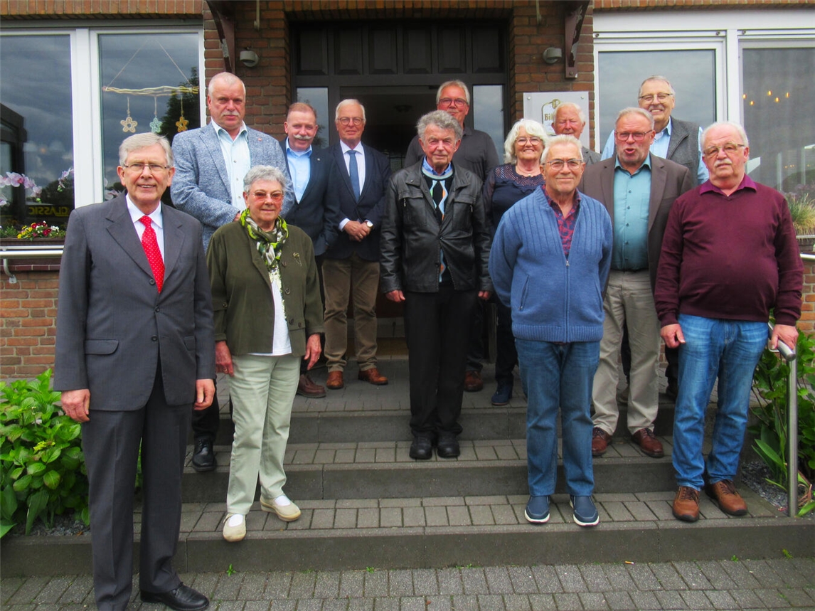 Gruppenfoto mit Jubilaren bei einer Ehrung, aufgenommen vom Verkehrsverein Kranenburg.