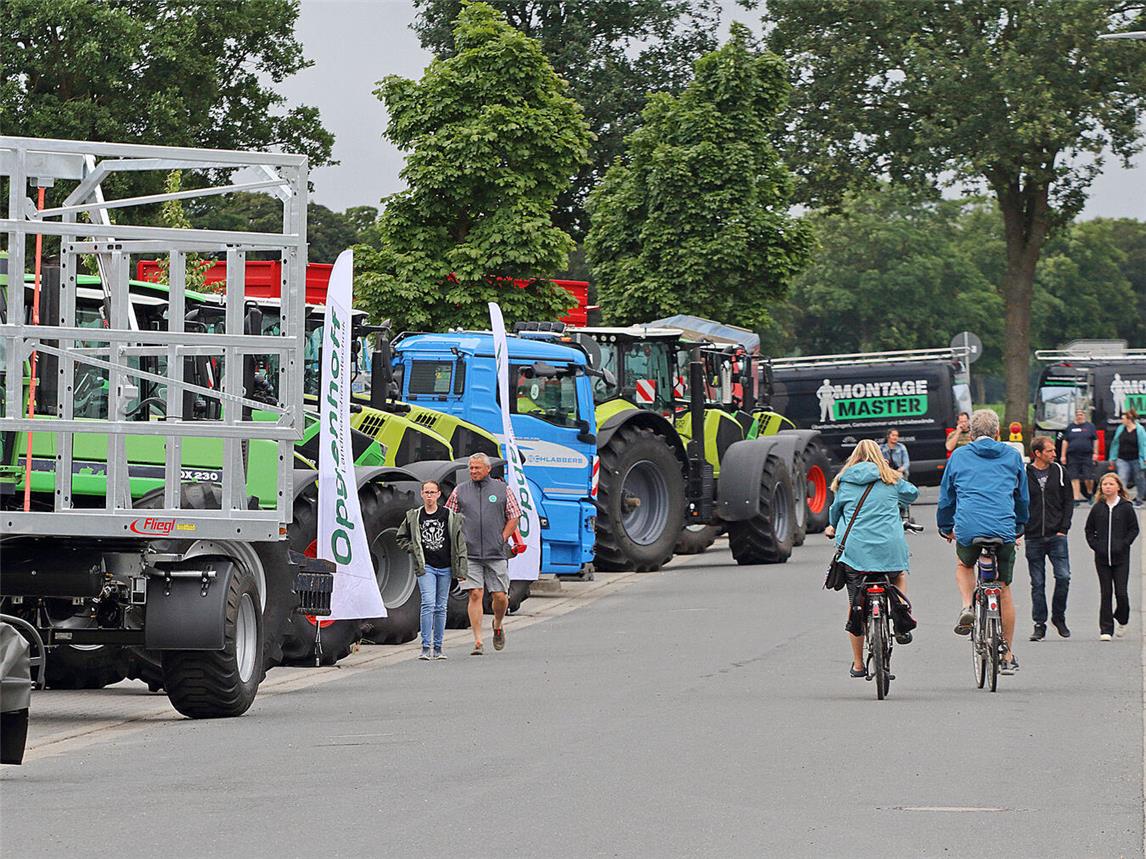 Zu Fuß oder auf dem Fahrrad – das Gewerbefest bot vielen Familien ein interessantes Ausflugsziel. NN-Foto: Theo Leie