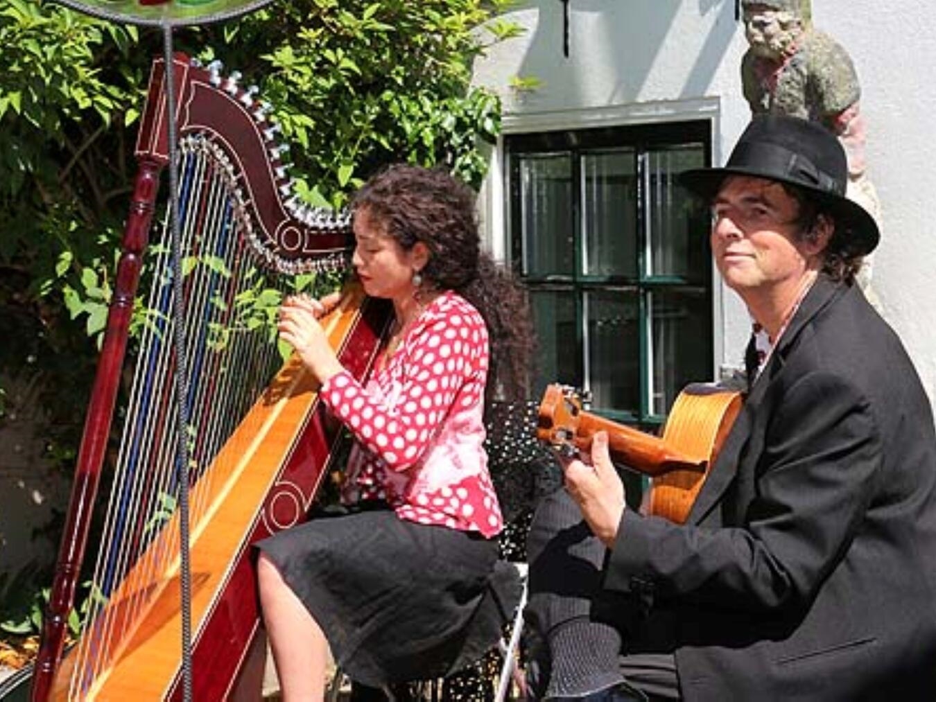 "Claudia und Manito bei Nieuw Begin Zyfflich: Harfenistin und Sänger mit Gitarre"