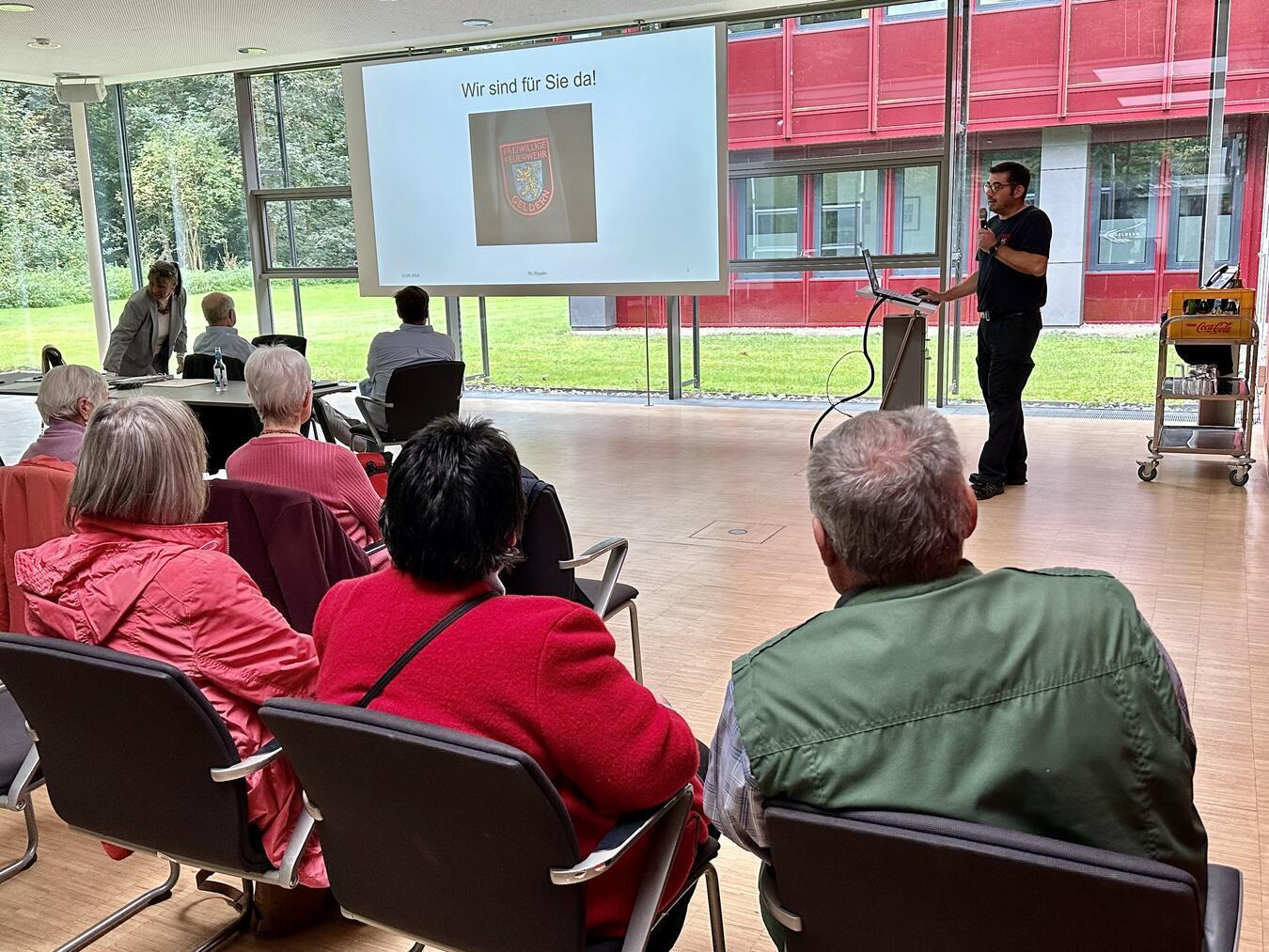 Zu Gast im Gelderner Seniorenbeirat war Thomas Hippler, Brandschutzexperte der Freiwilligen Feuerwehr Geldern. Er machte an praktischen Beispielen auf gefährliche Situationen im Haushalt aufmerksam.Foto: hvs