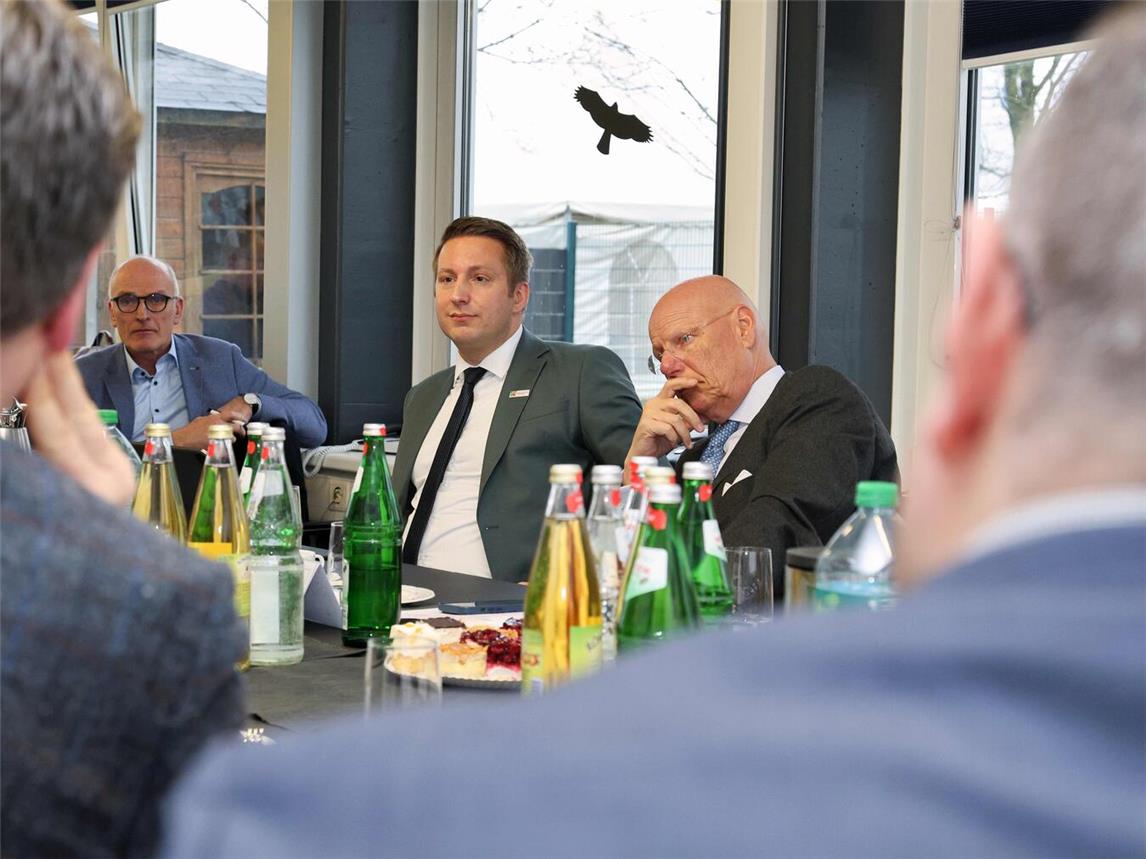 Zu Gast in Emmerich: Norbert Mülders, Geschäftsführer Solvay Chemicals, im Gespräch mit Thomas Schürmann, Regierungspräsident der Bezirksregierung Düsseldorf, und IHK-Präsident Werner Schaurte-Küppers.Foto: Niederrheinische IHK/Hendrik Grzebatzki