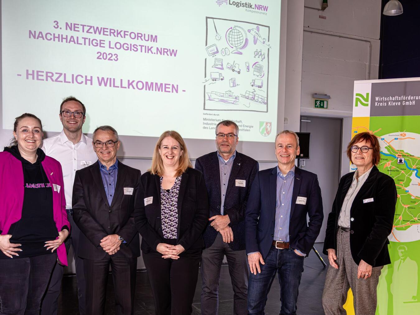 Zu Gast in Emmerich: (v. l.) Janine Elter (Logistik.NRW), Benedict Munz (Plug Power), Dr. Frank Koch (NRW.Enegry4 Climate), Kathryn Wunderle (Air Products), Wolfgang Wolter (Wystrach GmbH), Dr. Benedikt Rösen und Brigitte Jansen (Wirtschaftsförderung Kreis Kleve). Foto: privat