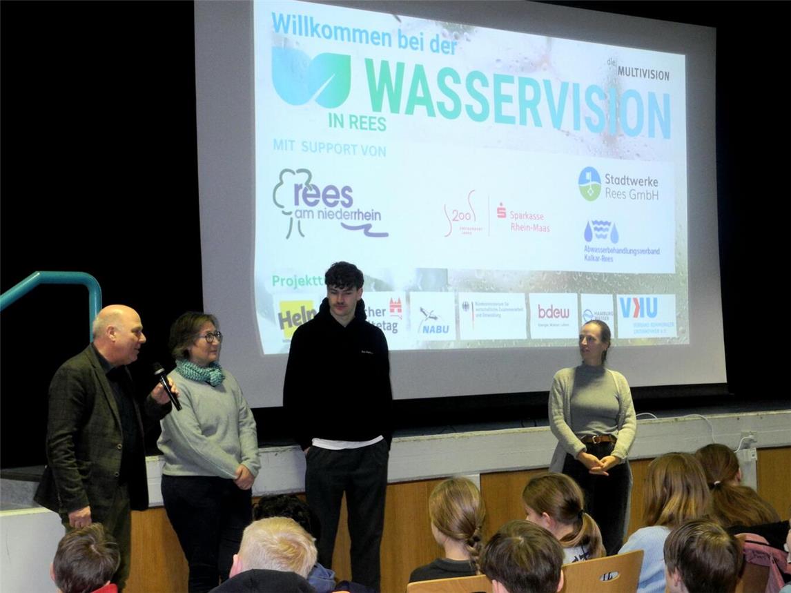 Zu Gast in Rees: (v. l.) Heinz Arntz (Abwasserbehandlungsverband Kalkar-Rees), Elke Strede (Stadt Rees), Sören Elting (duales Studium „Raumplanung“ Stadt Rees) und Miriam Boehlke (Wasservision). Foto: privat