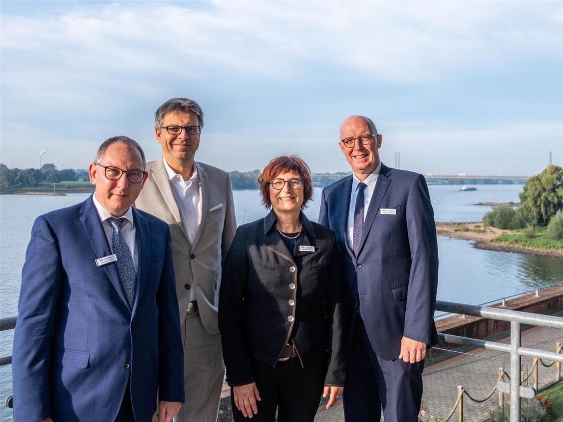 Zu Gast in Rees: (v. l.) Sebastian Hense (Bürgermeister Stadt Rees), Prof. Dr. Oliver Locker-Grütjen (Präsident Hochschule Rhein-Waal), Brigitte Jansen (Geschäftsführerin Wirtschaftsförderung Kreis Kleve) und Christoph Gerwers (Landrat Kreis Kleve). Foto: Kreis-WfG