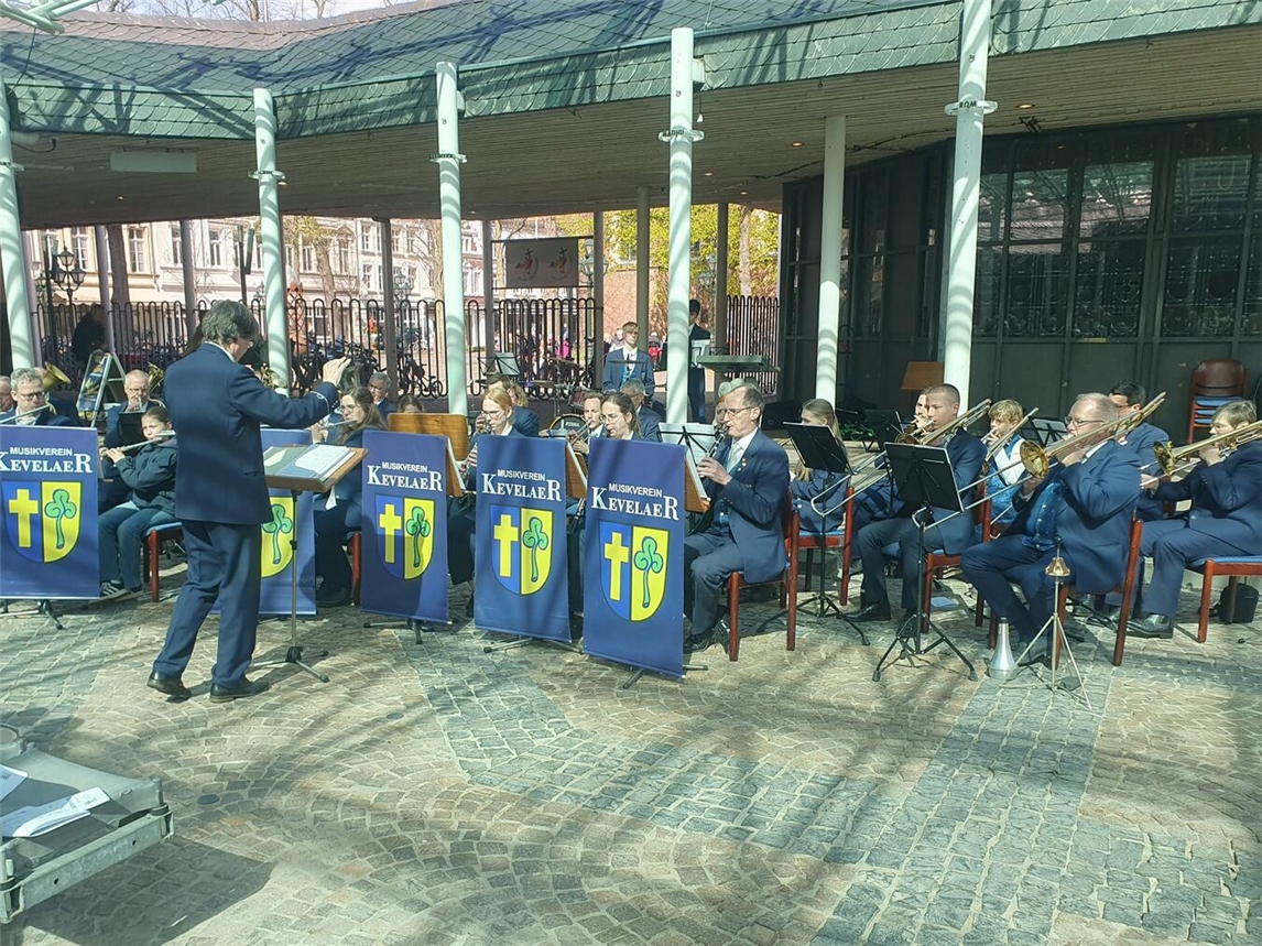 "Oster-Platzkonzert des Musikvereins Kevelaer, Musiker mit Instrumenten auf Stadtplatz, Foto: privat"