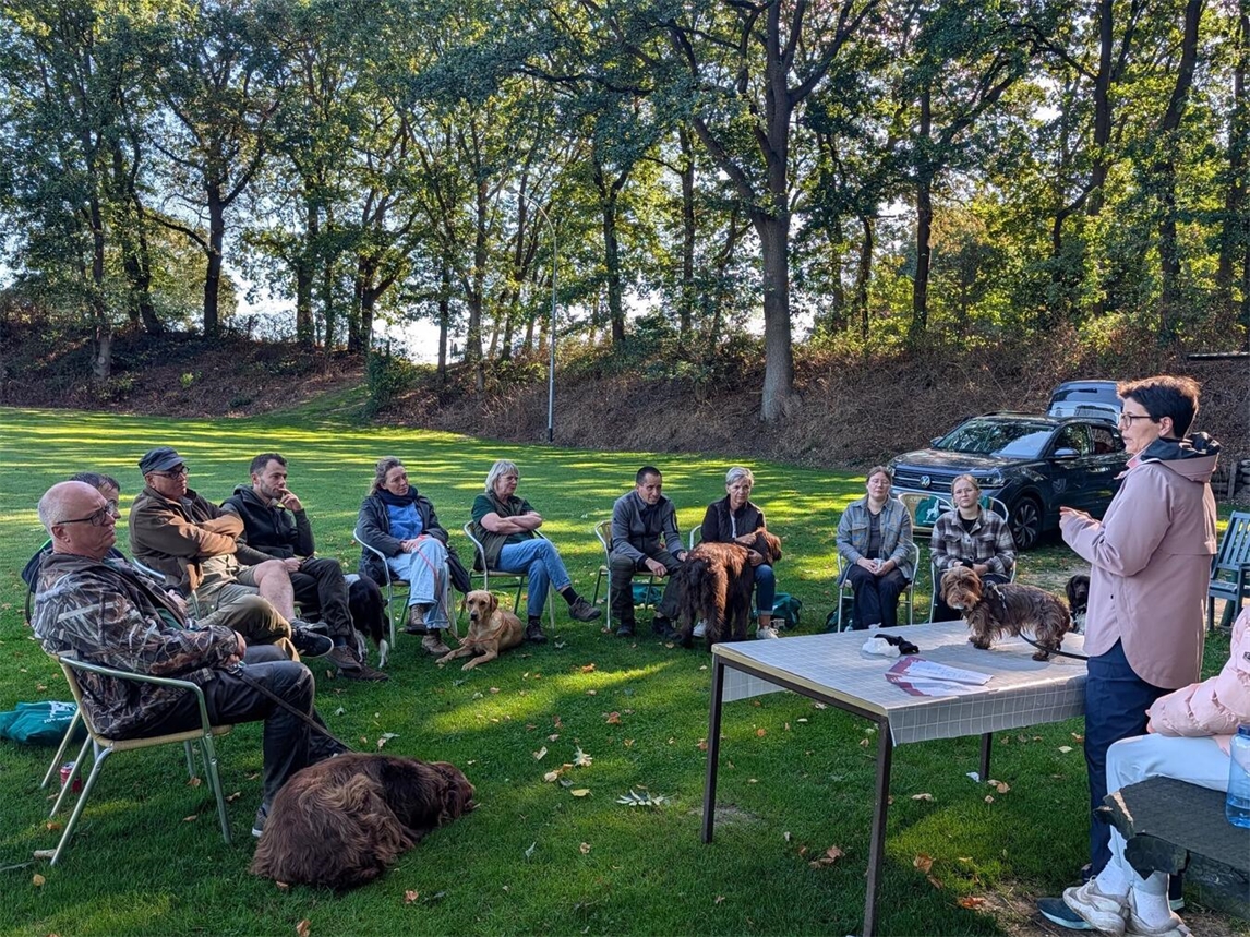 "Erste-Hilfe-Kurs für Hunde beim Jagdgebrauchshundverein Gelderland in Straelen, Teilnehmer üben Notfallmaßnahmen"