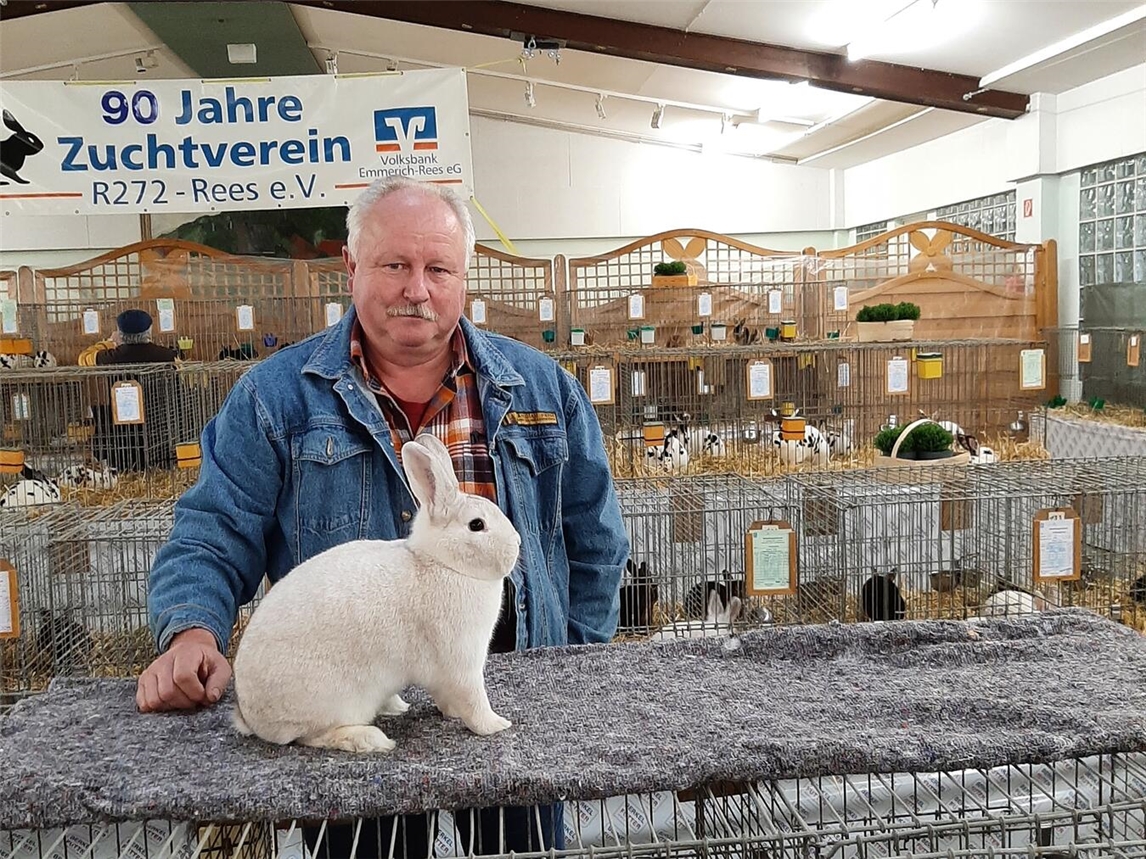 Sieger-Kaninchen aus Xanten, Hau und Rees Züchter Klaus Pieper aus Xanten mit seiner Siegerhäsin bei der Ausstellung in Haffen. Foto: privat