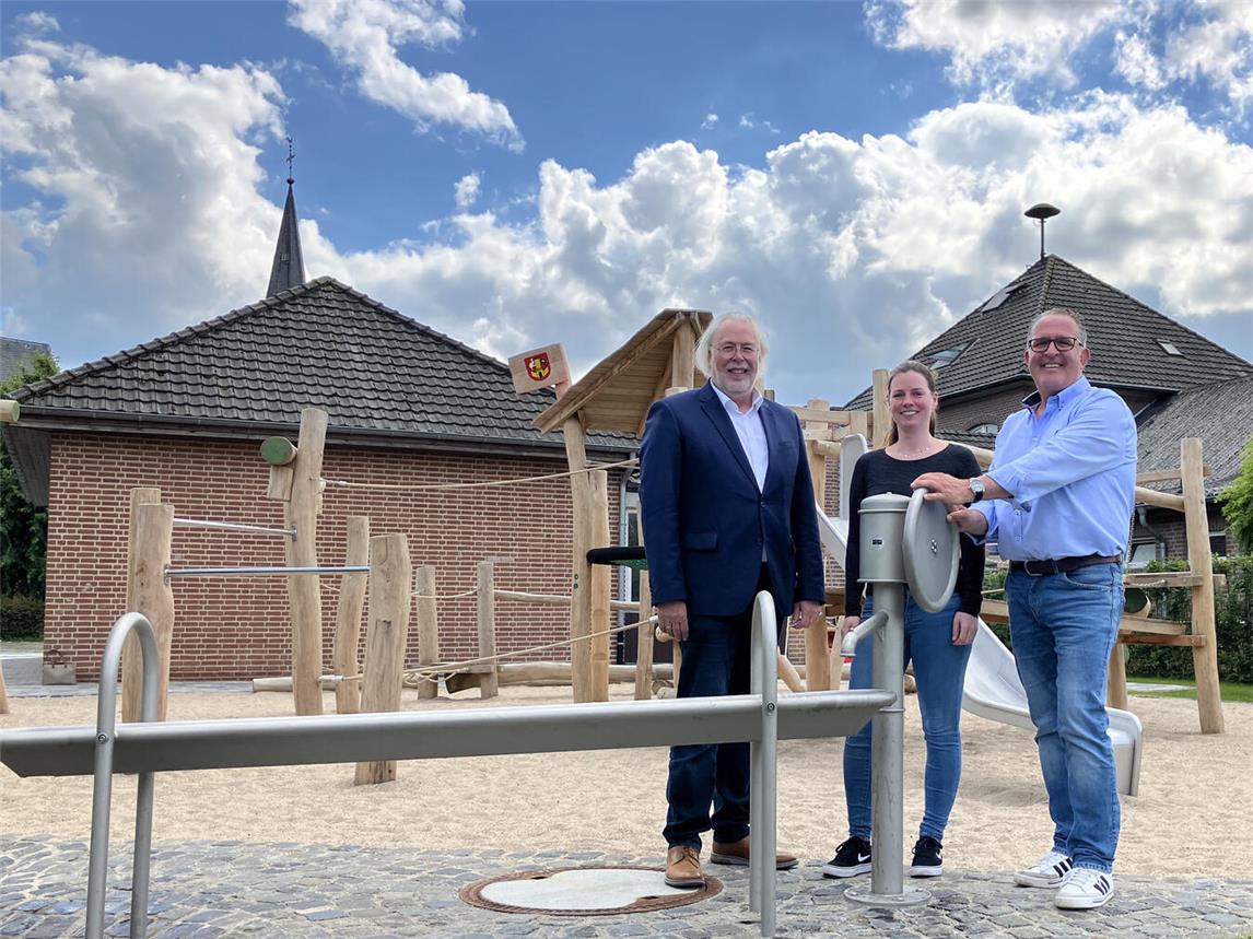 Zufrieden mit dem Ergebnis der Umgestaltung: Bürgermeister Ferdi Böhmer, Stefanie Röhrhoff (Bauamt Kranenburg) und der Mehrer Ortsvorsteher Johannes Baumeister (v.l.). Foto: Gemeinde Kranenburg