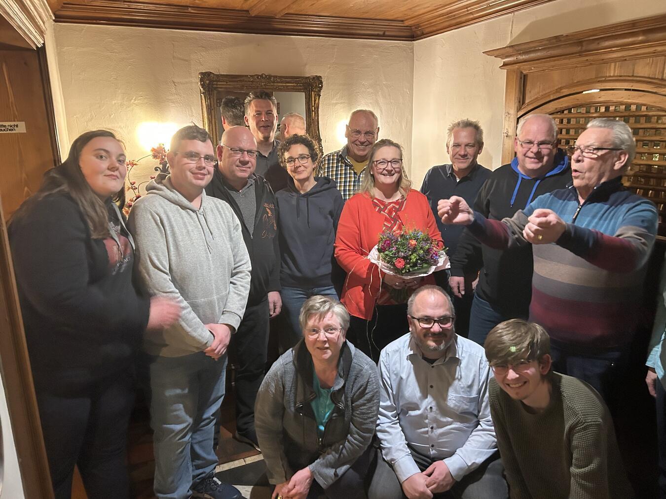 Zufriedene Mitglieder nach der Wahlversammlung, inklusive Ständchen durch das Mitglied Peter Rössel.Foto: BVK