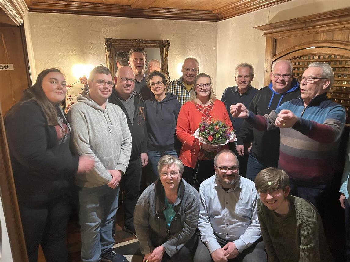 Zufriedene Mitglieder nach der Wahlversammlung, inklusive Ständchen durch das Mitglied Peter Rössel.Foto: BVK