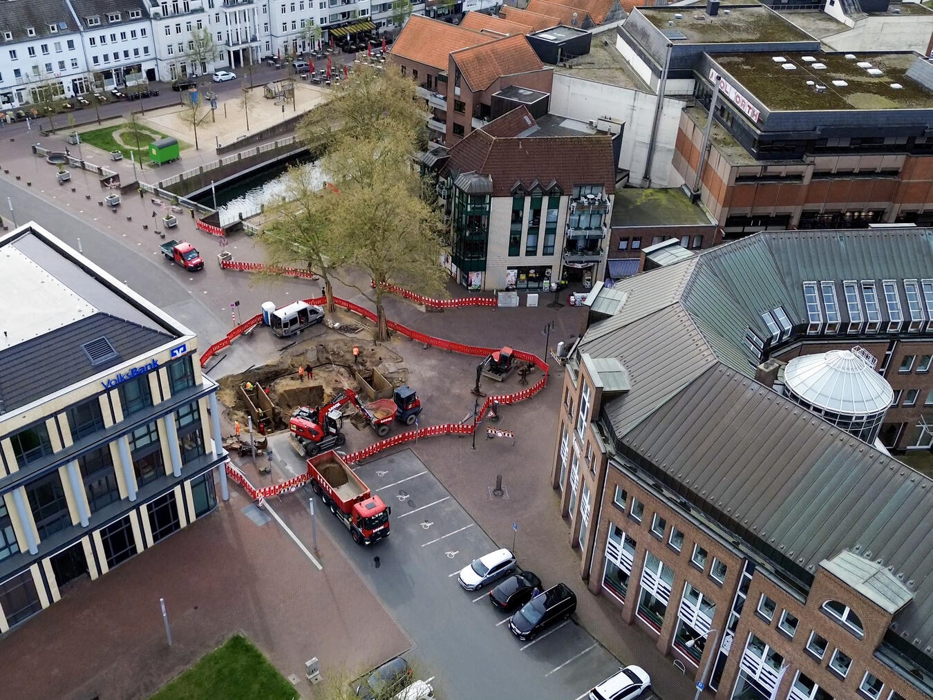 "Kampfmittelsondierung auf Platz an der Herzogbrücke in Kleve, Stadtmitarbeiter bei Detektionsarbeiten."
