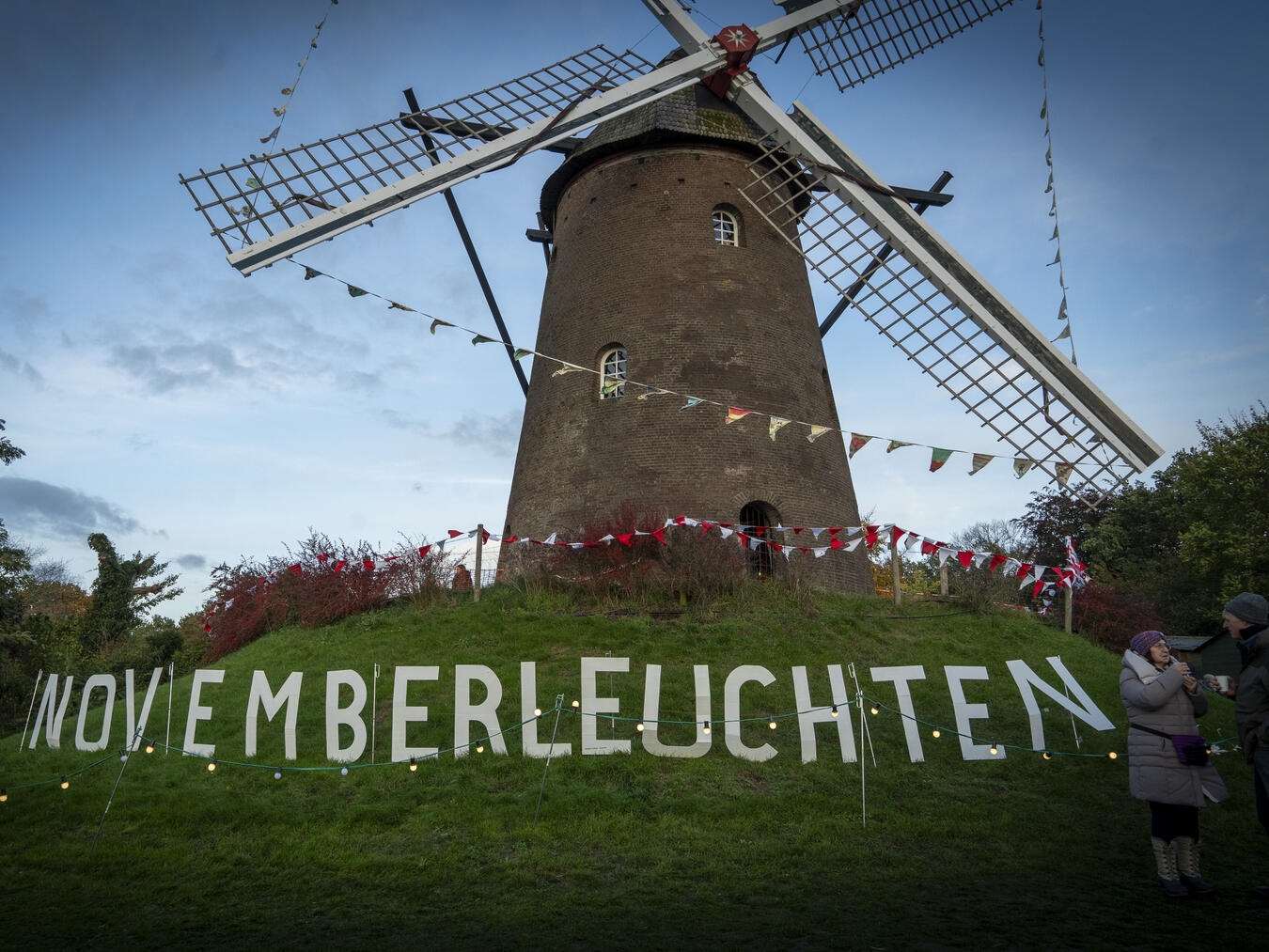 "Festlich beleuchtete Bäume beim 13. Novemberleuchten in Elten, Eventfotografie von Gerhard Seybert"