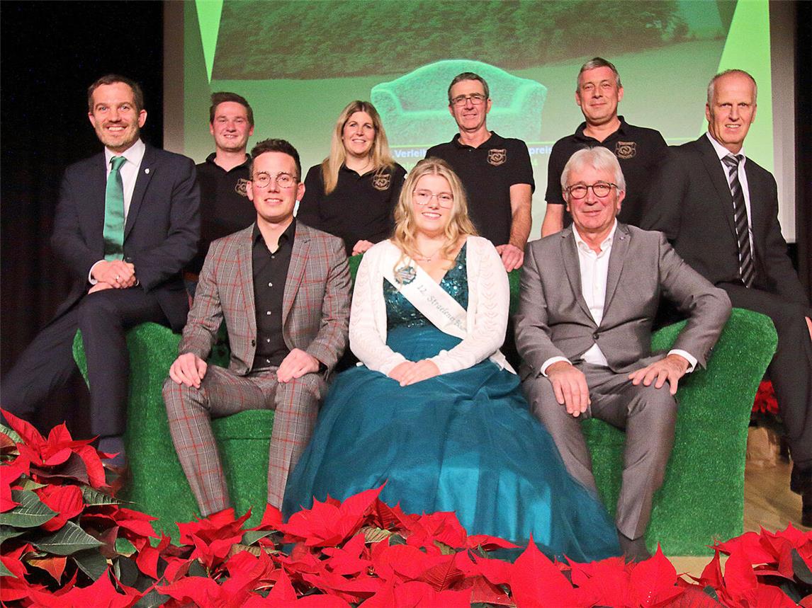 Zum 22. Mal hat die Stadt Straelen die Grüne Couch verliehen. Die diesjährigen Preisträger sind Thomas und Hans-Peter van Megen vom Gartenbaubetrieb Gerbera van Megen (vorne) und der Musikverein Herongen. Bürgermeister Bernd Kuse (l.) und Wirtschaftsförderer Uwe Bons (r.) dankten Thomas van Megen, Hans-Peter van Megen sowie Tim Driesch, Petra Heistrüvers, Peter Birken und Andreas Tissen (hinten v.l.) vom Musikverein Herongen für ihr Engagement zur Stärkung des Wirtschaftsstandortes Straelen.Zu den ersten Gratulanten gehörte das Straelener Blumenmädchen Tanja Nellessen. NN-Foto: Theo Leie