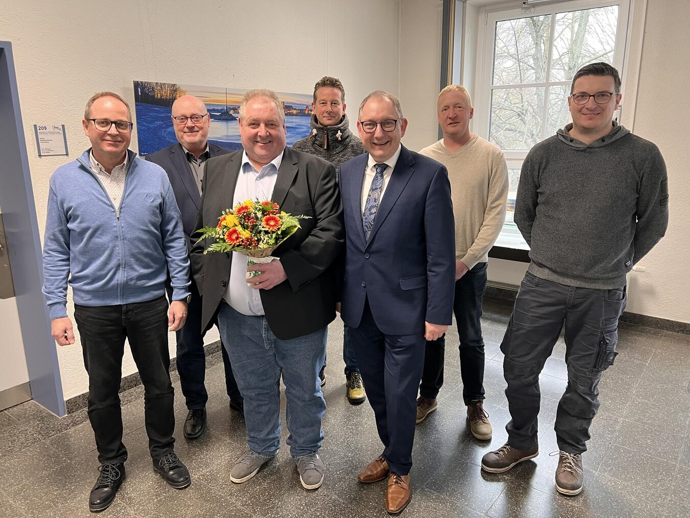 Zum 40. Dienstjubiläum gab es eine Feierstunde (v. l.): Andreas Mai, Ludger Beltermann, Josef „Jupp“ Meyboom, Björn Jansen, Sebastian Hense, Christian Tebbe und Stefan Tekaat. Foto: Stadt Rees