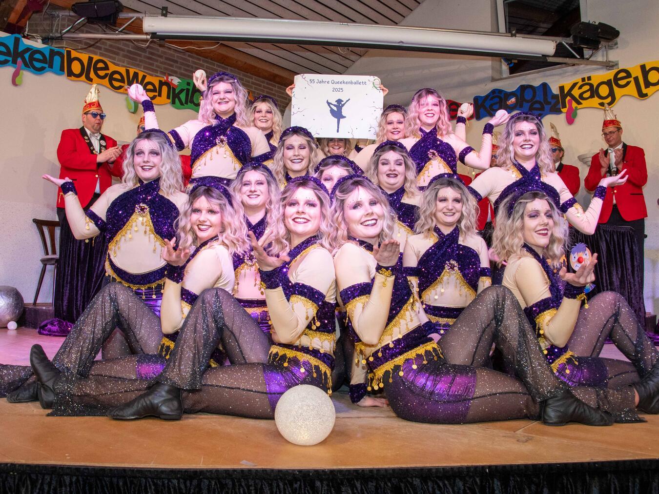Zum 55-jährigen Jubiläum ihrer Gruppe schauten die Tänzerinnen des Queekenballetts als Wahrsagerinnen in die magische Glaskugel.Foto: Christian Breuer