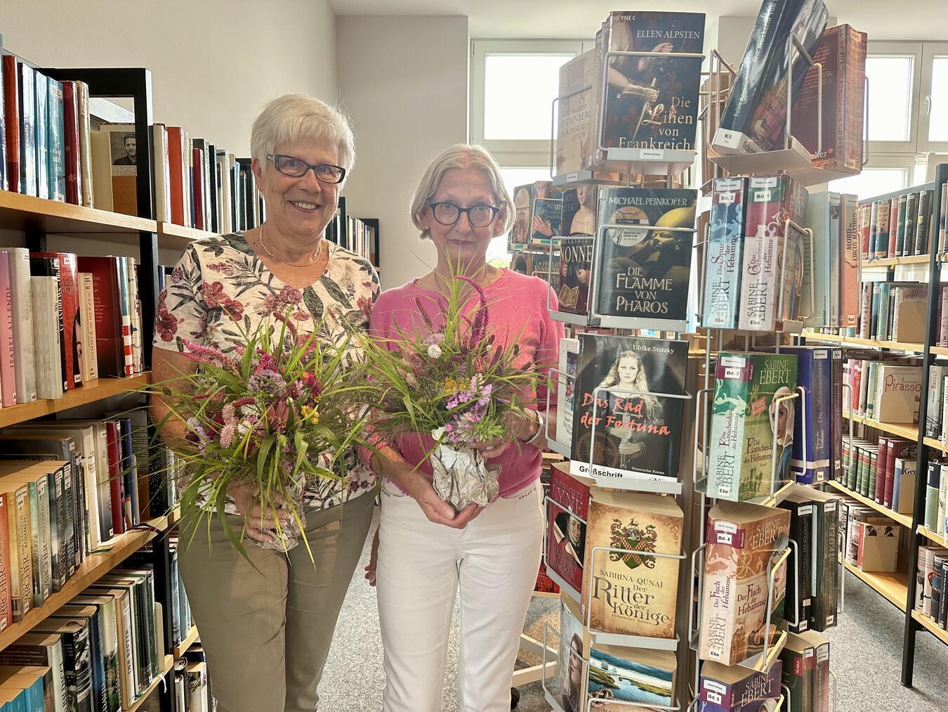 Zum Abschied gab es Blumen für Marlies Schug (l.) und Renate Anker. NN-Foto: SP