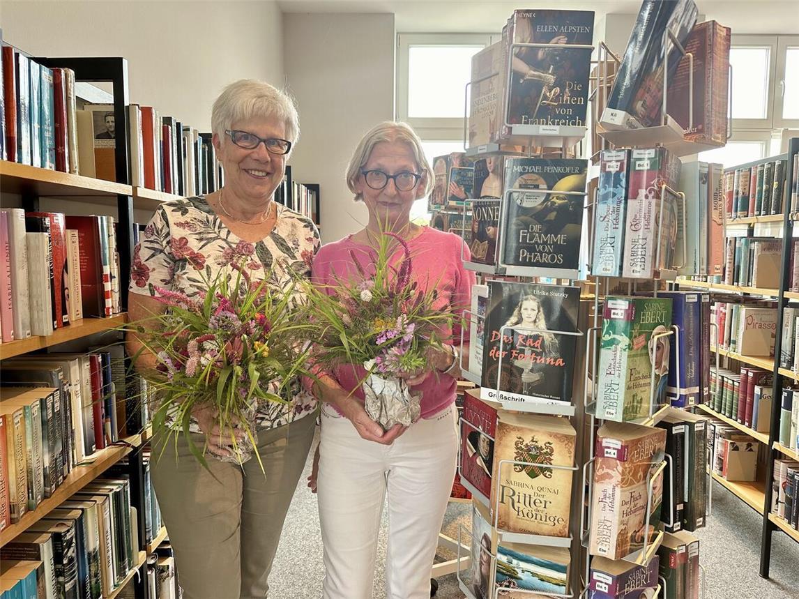 Zum Abschied gab es Blumen für Marlies Schug (l.) und Renate Anker. NN-Foto: SP