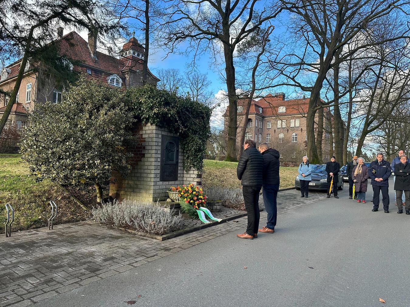Zum Abschluss der Gedenkfeier begaben sich die Teilnehmenden zu Fuß zum Klinikdenkmal, wo eine Kranzniederlegung stattfand. Foto: LVR-Klinik Bedburg-Hau